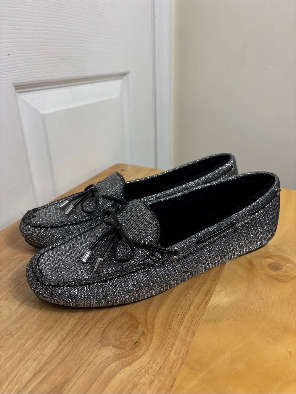 Micheal Kors Sutton Silver Metallic faux fur lined moccasin size 10 Shimmery